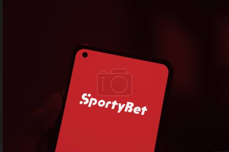 Foto de Dhaka, Bangladesh - 13 Apr 2024: El logo Sportybet se muestra en el teléfono inteligente. - Imagen libre de derechos