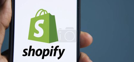 Foto de Dhaka, Bangladesh - 22 abr 2024: Shopify logo se muestra en el teléfono inteligente. - Imagen libre de derechos
