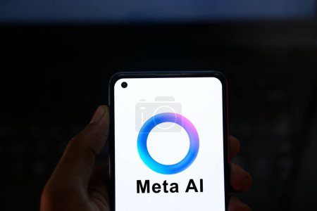 Foto de Dhaka, Bangladesh 21 de abril de 2024: El logotipo de Meta AI se muestra en el teléfono inteligente. Meta introdujo nueva inteligencia artificial. - Imagen libre de derechos