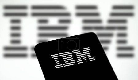 Téléchargez les photos : Dacca, Bangladesh- 24 avril 2024 : Le logo IBM est affiché sur smartphone. - en image libre de droit