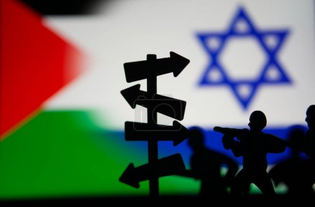 Téléchargez les photos : Une représentation du conflit israélo-palestinien, représentée par des soldats du jouet et un panneau avec des flèches. - en image libre de droit