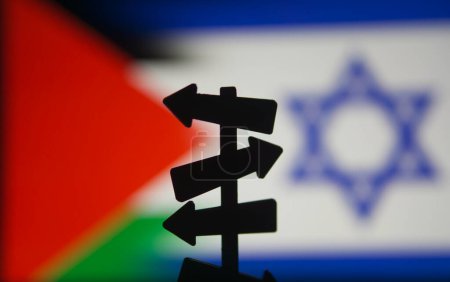 Representación del conflicto palestino israelí, representado por soldados de juguete y una señal con flechas.