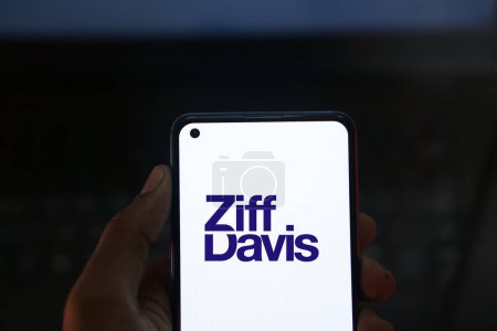 Foto de Dhaka, Bangladesh 26 de mayo de 2024: el logotipo de Ziff Davis se muestra en el teléfono inteligente. - Imagen libre de derechos