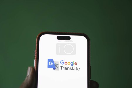 Foto de Dhaka, BD- 05 Jun 2024: Google Translate logo se muestra en el teléfono inteligente. - Imagen libre de derechos