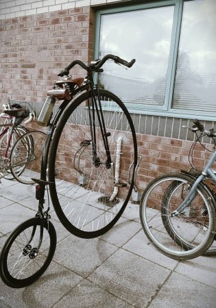 Pfennigfuchtel Die moderne Version des am Fahrradständer geparkten Modells