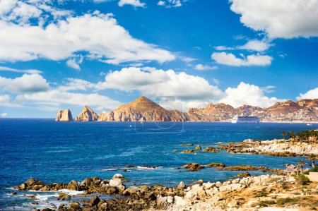 Land 's End y la punta de Baja California con el océano azul cristalino en primer plano.