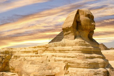 Die Sphinx, die einen Löwenkörper und einen menschlichen Kopf hat, wird in der Kalksteinstatue dargestellt, die als die Große Sphinx von Gizeh bekannt ist..                             