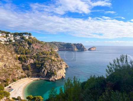 Téléchargez les photos : Belle vue sur la mer Méditerranée depuis le sommet de la montagne - en image libre de droit