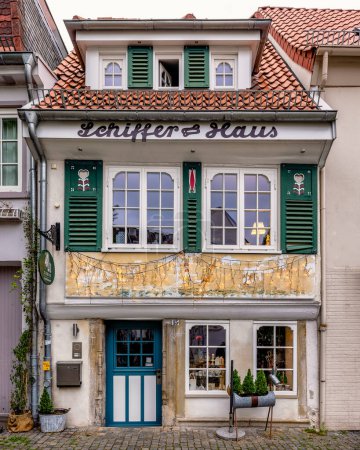 Téléchargez les photos : Beautiful cozy facade in Schnoor, Bremen, Germany - en image libre de droit