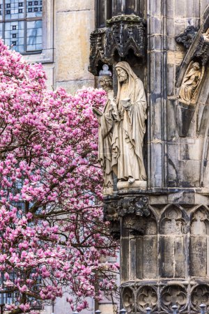 Statue sur la façade de la célèbre cathédrale gothique d'Aix-la-Chapelle