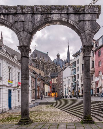 Téléchargez les photos : Vue sur la rue de vieille ville de Aix-la-Chapelle, NRW, Allemagne - en image libre de droit