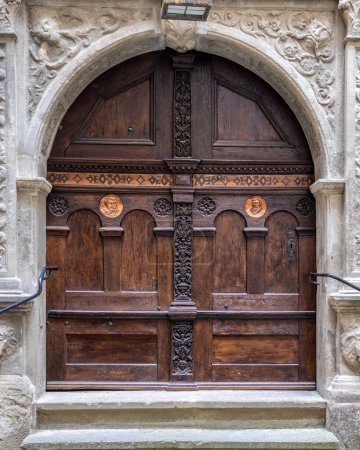 Beeindruckende alte Holztür an der Fassade des alten Rathauses von Rothenburg ob der Tauber, Bayern, Deutschland