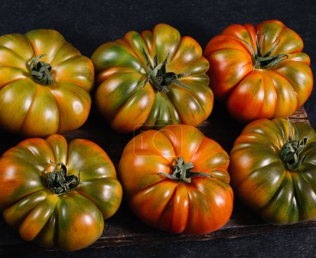 Téléchargez les photos : Un groupe de grosses tomates Costoluto sur fond gris, concept rustique, photo de stock - en image libre de droit