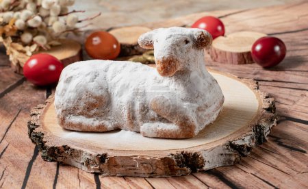 Téléchargez les photos : Gâteau d'agneau doux de Pâques, oeufs, saule, thé et bois sur un vieux fond vintage - en image libre de droit