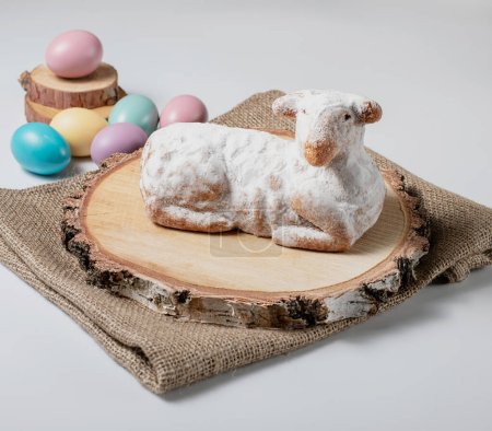 Ostersüßer Lammkuchen, Eier, Weiden, Tee und Holz auf altem Vintage-Hintergrund