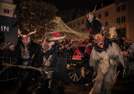 Foto de Villach, Austria 02 de diciembre de 2022. Tradicional "krampuslauf", desfile del diablo, máscaras, Krampus, folklore - Imagen libre de derechos