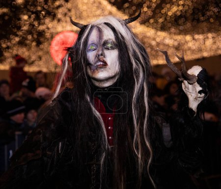 Téléchargez les photos : Villach, Autriche - 02 décembre 2022. "krampuslauf" traditionnel, défilé du diable, masques, Krampus, folklore - en image libre de droit