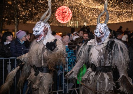 Téléchargez les photos : Villach, Autriche - 02 décembre 2022. "krampuslauf" traditionnel, défilé du diable, masques, Krampus, folklore - en image libre de droit