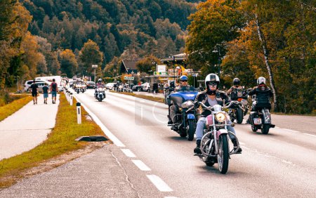 Téléchargez les photos : Villach, Austria - 2022 September 4 : European Bike Week, Harley Treffen Faaker See.  Harley Davidson market, Camping Arneitz - en image libre de droit
