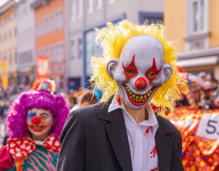 Téléchargez les photos : Villach, Autriche - 2023 19 février : Carnaval à Villach, Fasching, Les participants au défilé annuel portent des vêtements colorés et masqués. Devise : Lei-Lei. - en image libre de droit