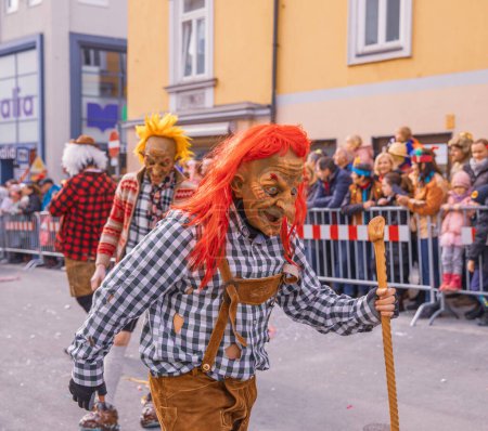 Téléchargez les photos : Villach, Austria - 2023 February 19: Carnival in Villach, Fasching, Participants in the annual parade wear colorful and masquerade clothing. Motto: Lei-Lei. - en image libre de droit