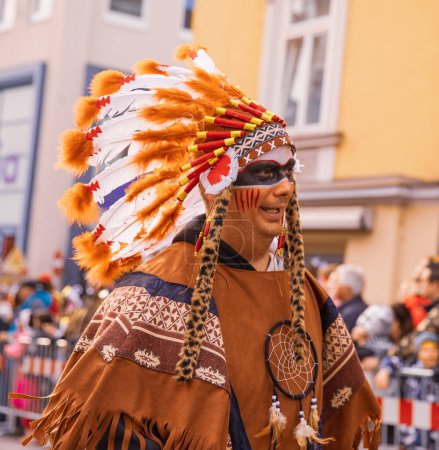 Téléchargez les photos : Villach, Autriche - 2023 19 février : Carnaval à Villach, Fasching, Les participants au défilé annuel portent des vêtements colorés et masqués. Devise : Lei-Lei. - en image libre de droit