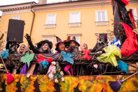 Téléchargez les photos : Villach, Austria - 2023 February 19: Carnival in Villach, Fasching, Participants in the annual parade wear colorful and masquerade clothing. Motto: Lei-Lei. - en image libre de droit