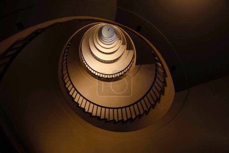 Escalera de caracol en una casa alta de varios pisos, en forma de una "proporción dorada", arquitectura, concepto