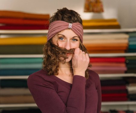 Diseñador de moda divirtiéndose con bigote en estudio textil