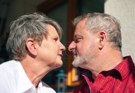 Téléchargez les photos : Gros plan d'un couple de personnes âgées qui se regardent dans les yeux avec affection - en image libre de droit