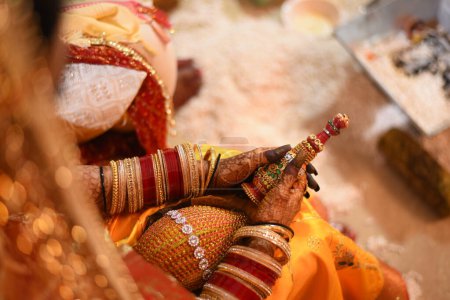 Téléchargez les photos : Célébrations de mariage hindou avec des mouvements heureux, main Dulhan gros plan, Superbe mariée indienne vêtue de vêtements de mariage traditionnels hindous sari brodé de bijoux en or - en image libre de droit