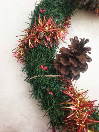 Foto de Corona de Navidad con adorno de pinus - Imagen libre de derechos