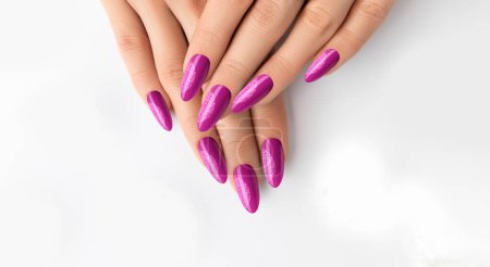 Téléchargez les photos : Manucure : ongles de femme magnifiquement soignés avec vernis à ongles rose - en image libre de droit