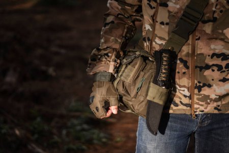Téléchargez les photos : Soldat avec un fusil et un pistolet sur le fond de la forêt - en image libre de droit