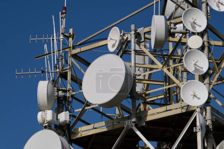 Foto de Grupo de platos y antenas para telecomunicaciones de diversos tipos, para la distribución de la conexión a Internet y más. - Imagen libre de derechos