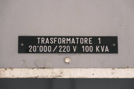Téléchargez les photos : Plaque d'un vieux transformateur de courant électrique de 20 000 volts en courant de 220 volts, 100KVA. - en image libre de droit