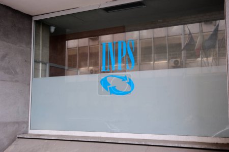 Foto de Logotipo del Instituto Italiano de Seguridad Social (INPS) en la ventana de una de las oficinas en el centro de Nápoles. - Imagen libre de derechos