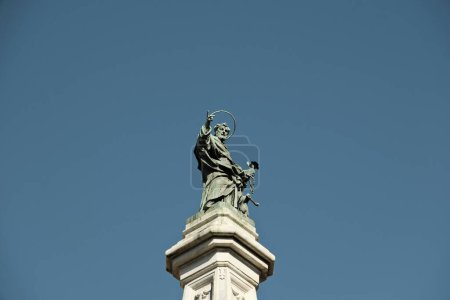 Foto de Estatua de bronce de San Domenico colocada en la parte superior del Obelisco de San Domenico en Piazza San Domenico Maggiore en Nápoles. - Imagen libre de derechos
