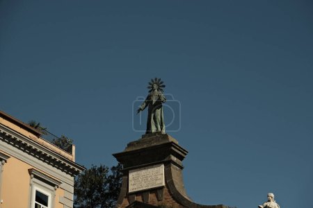 Téléchargez les photos : Bronze statue of San Cajetan of Thiene placed on top of Port'Alba in Naples in Piazza Dante. - en image libre de droit