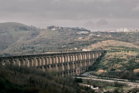 Téléchargez les photos : Ponti della Valle, part of the Carolino aqueduct built by the architect Luigi Vanvitelli. For this reason also called Vanvitelli or Vanvitellian aqueduct. - en image libre de droit
