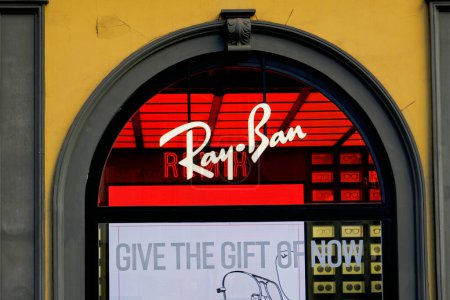 Foto de Tienda Ray-Ban en Nápoles, una marca especializada en la venta de gafas de sol y gafas graduadas. Ray Ban es propiedad de Luxottica Group S.p.A, que a su vez está controlada por EssilorLuxottica cotizada en la Bolsa de Milán. - Imagen libre de derechos