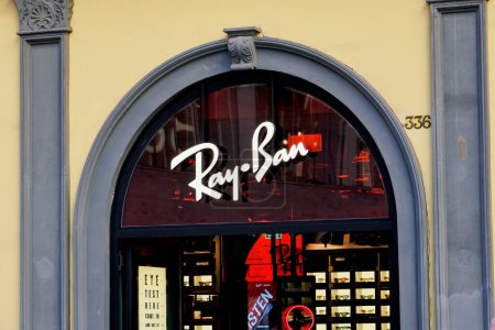 Foto de Tienda Ray-Ban, marca especializada en la venta de gafas de sol y gafas graduadas. Ray Ban es propiedad de Luxottica Group S.p.A, que a su vez está controlada por EssilorLuxottica cotizada en la Bolsa de Milán. - Imagen libre de derechos