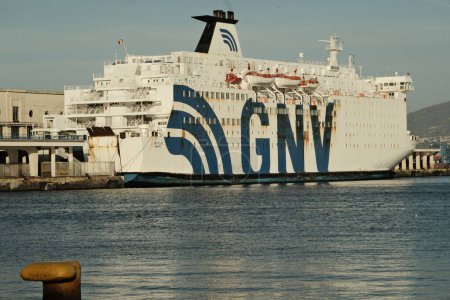 Téléchargez les photos : Navire GNV Atlas Napoli de la compagnie maritime Grandi Navi Veloci (GNV) amarré à la gare maritime du port de Naples. - en image libre de droit