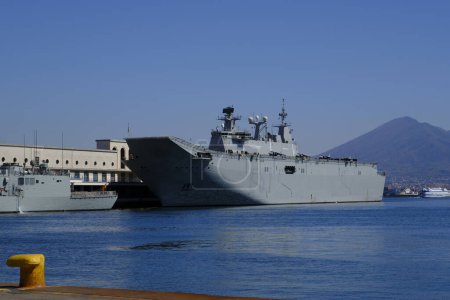 Foto de Portaaviones STOVL y buque de asalto L-61 Juan Carlos I de la Real Armada Española atracado en el Puerto de Nápoles. - Imagen libre de derechos