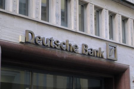 Foto de El logotipo del principal banco alemán, el Deutsche Bank, situado fuera de la oficina principal en Nápoles (Italia)). - Imagen libre de derechos