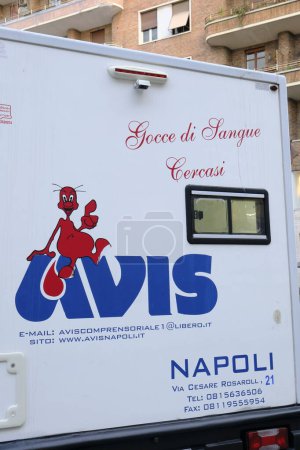 Téléchargez les photos : Logo de l'Associazione Volontari Italiani del Sangue (AVIS) qui rassemble les donneurs de sang en Italie, imprimé sur le côté du camping-car mobile. - en image libre de droit