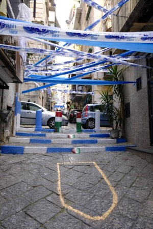 Foto de Festoons superan las gradas en los callejones históricos de Nápoles pintados con el tricolor italiano y los colores blanco y azul del fútbol napoleónico. - Imagen libre de derechos