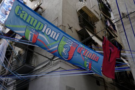 Foto de Banner dedicado a la victoria del campeonato de fútbol 2022 / 23 por Napoli Calcio. La pancarta dice: 'Campeones de Italia'. Los tres campeonatos ganados con las fechas respectivas también se reportan. - Imagen libre de derechos