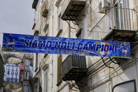Foto de Banner desplegado cerca de la estación de Montesanto en Nápoles. La pancarta dice: 'Nosotros somos los campeones'. Campeón de Nápoles de Italia 2022 / 2023. - Imagen libre de derechos