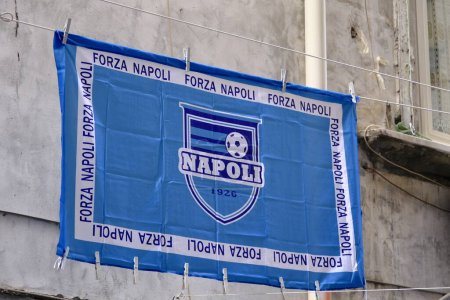 Foto de Una bandera colocada en la pared incorpora un logotipo del fútbol napoleónico con el año de fundación en el centro (1926) y alrededor de la inscripción: 'Forza Napoli'. - Imagen libre de derechos